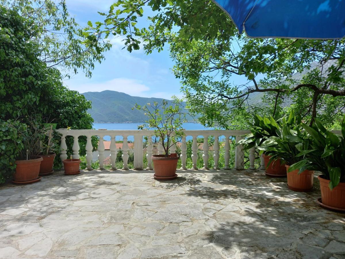 Sea View Hotel Risan Esterno foto