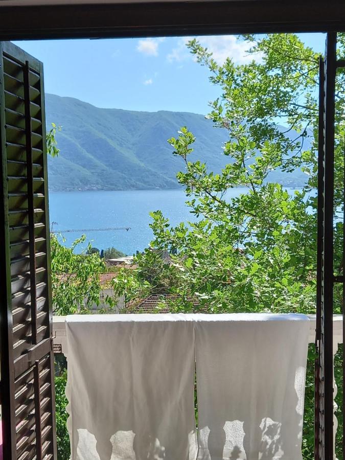 Sea View Hotel Risan Esterno foto