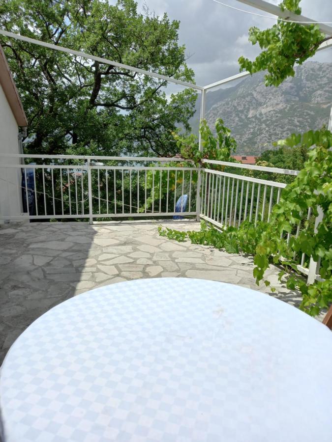 Sea View Hotel Risan Esterno foto