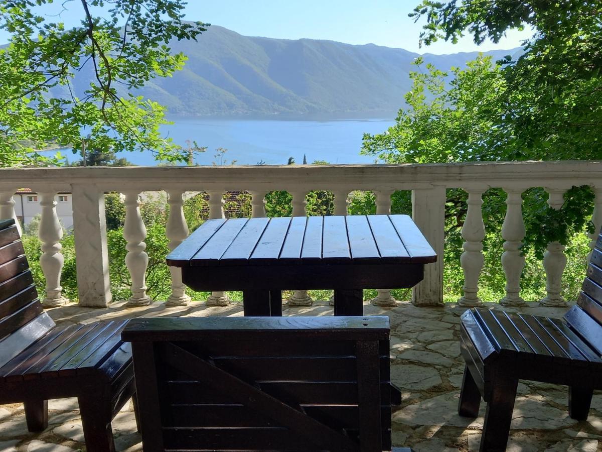 Sea View Hotel Risan Esterno foto