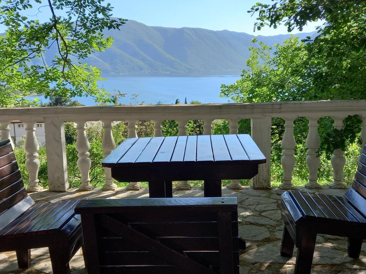 Sea View Hotel Risan Esterno foto