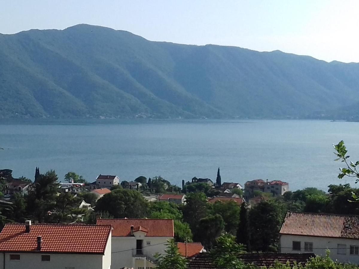 Sea View Hotel Risan Esterno foto