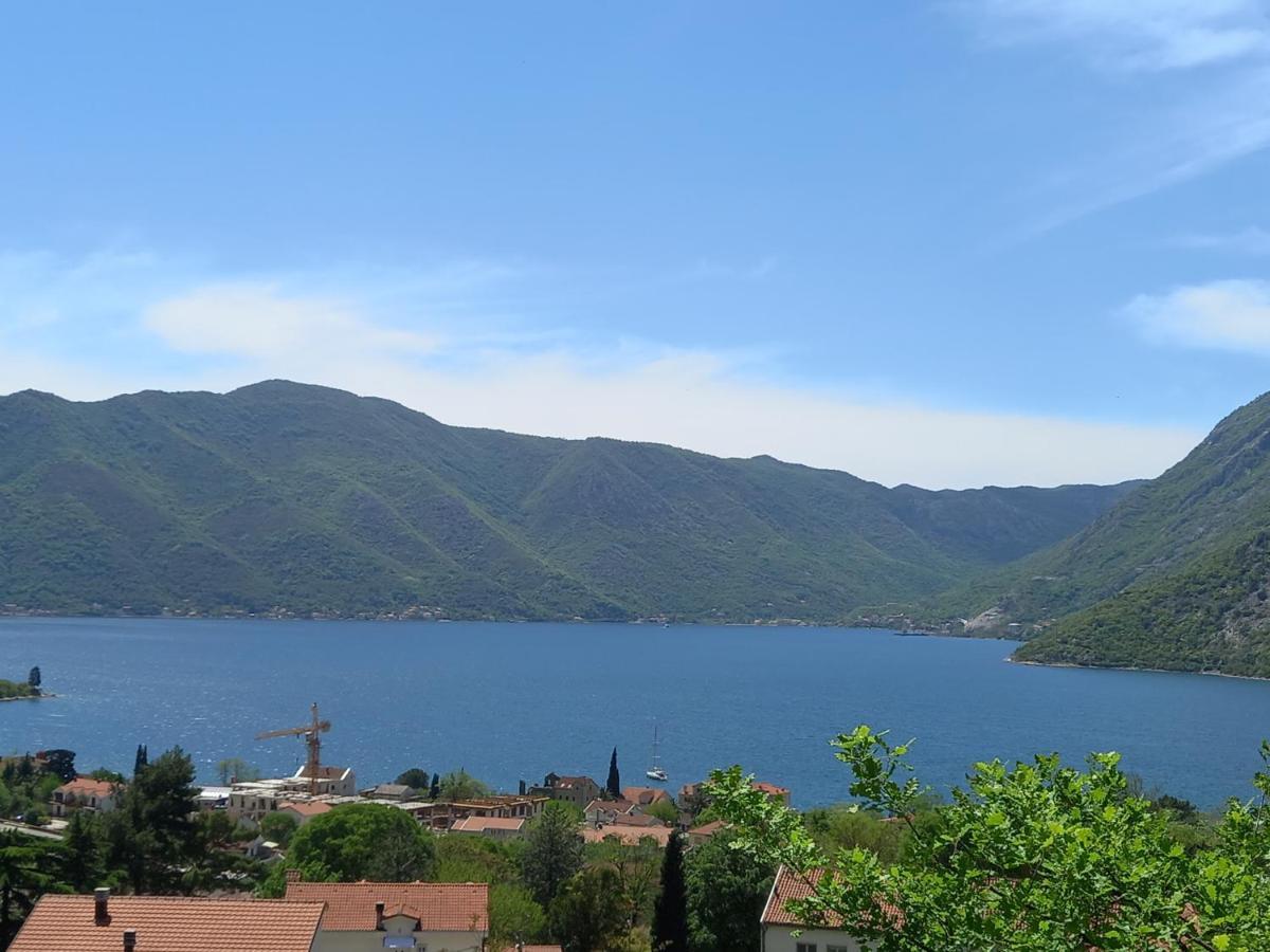 Sea View Hotel Risan Esterno foto